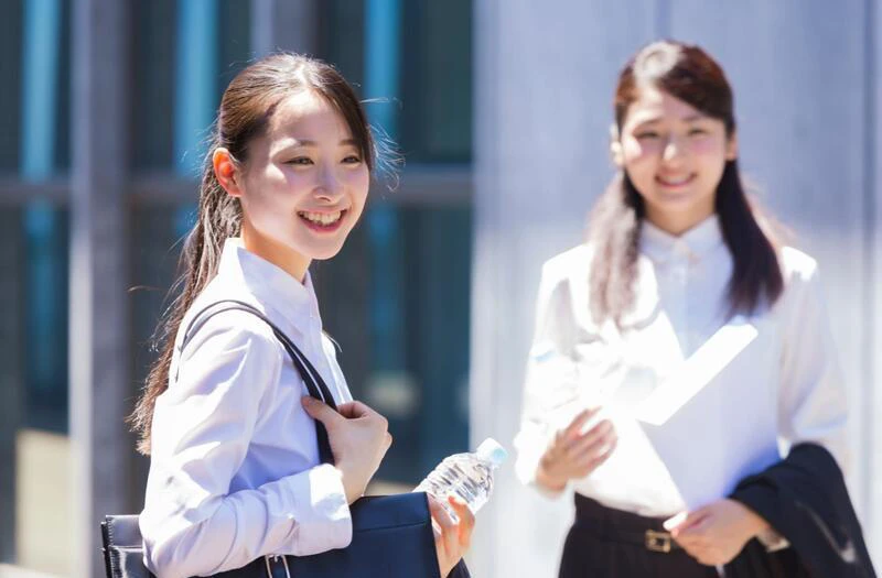 【レディース】就活スーツの夏の着こなし方