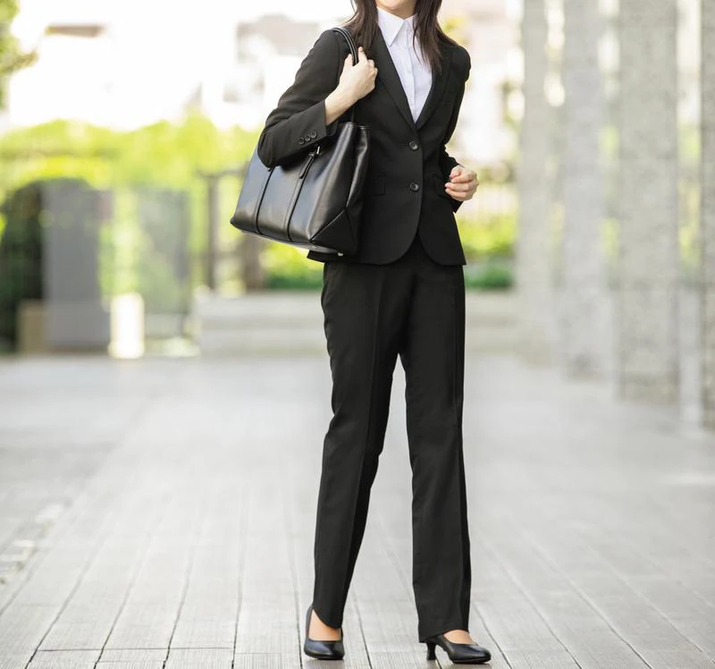 明るく活発に見えるパンツスーツ