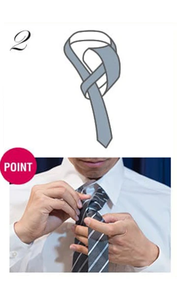 大剣を前から後ろに持ってきて、間に通します【POINT】間に通すときの手はこのような形になります