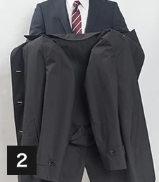 入れた手を内側に折り込むようにくるりと返します。