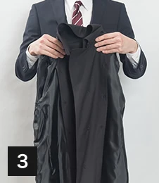 前身頃（前の部分）を、後ろ身頃（後ろの部分）に重ねます。