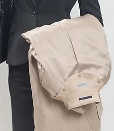 Q2の畳み方で二つ折りにした折り山に腕を通し、写真のように持ちます。