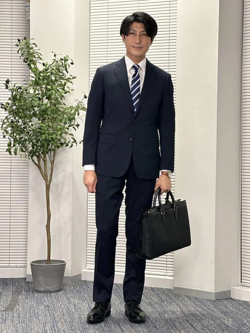 定番のネイビースーツはフレッシュな印象に