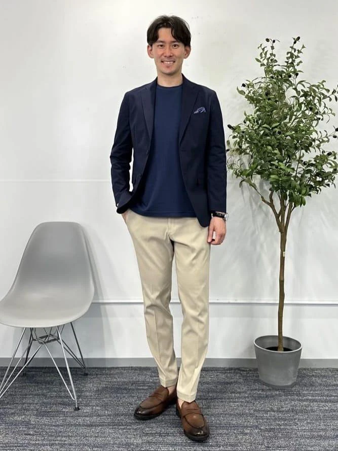 ネイビーを取り入れたジャケパンスタイルで親しみやすい雰囲気に