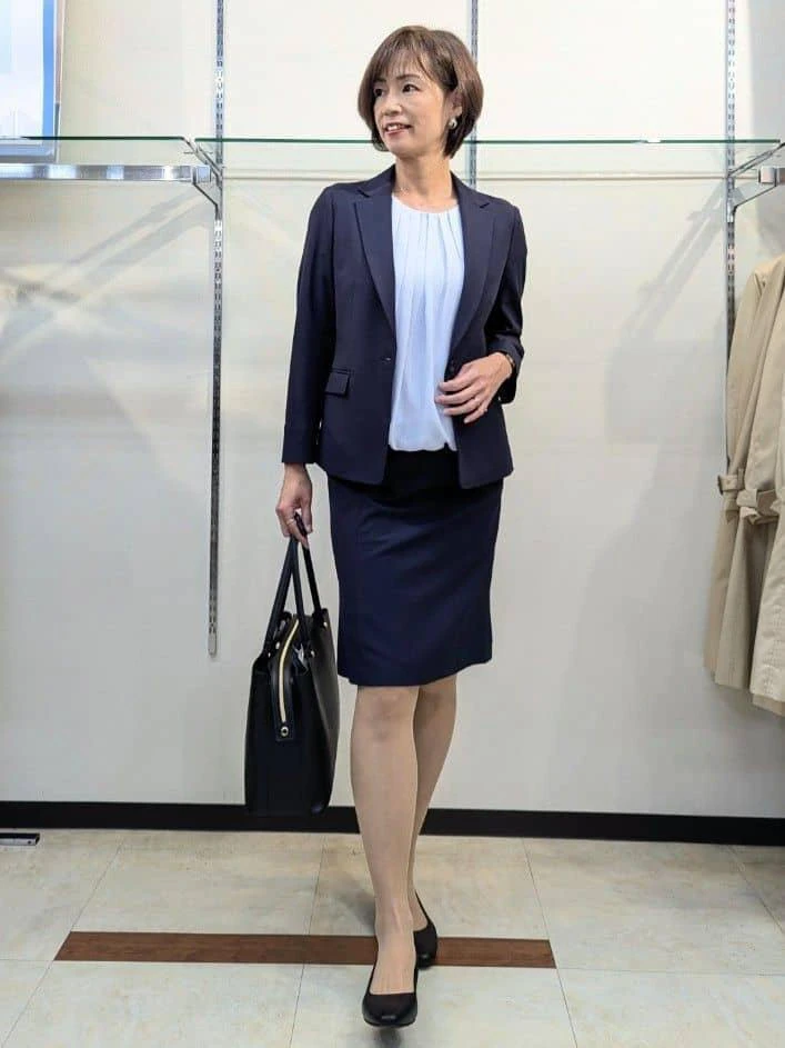 シンプルなスーツコーデはインナーにこだわって