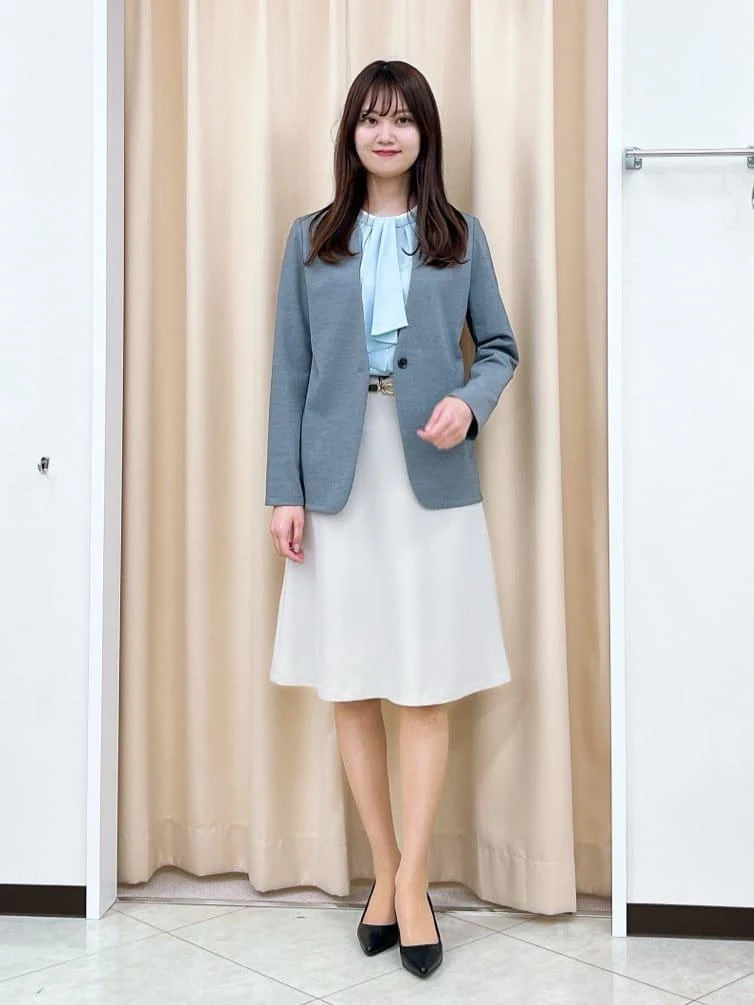 ブラウスを引き立てるノーカラージャケットで上品な印象に