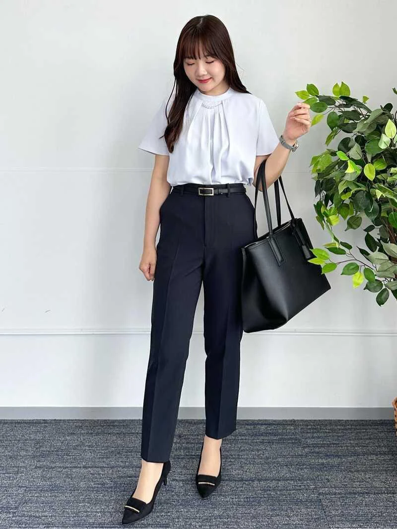 タックブラウスできちんと感と華やかさを演出