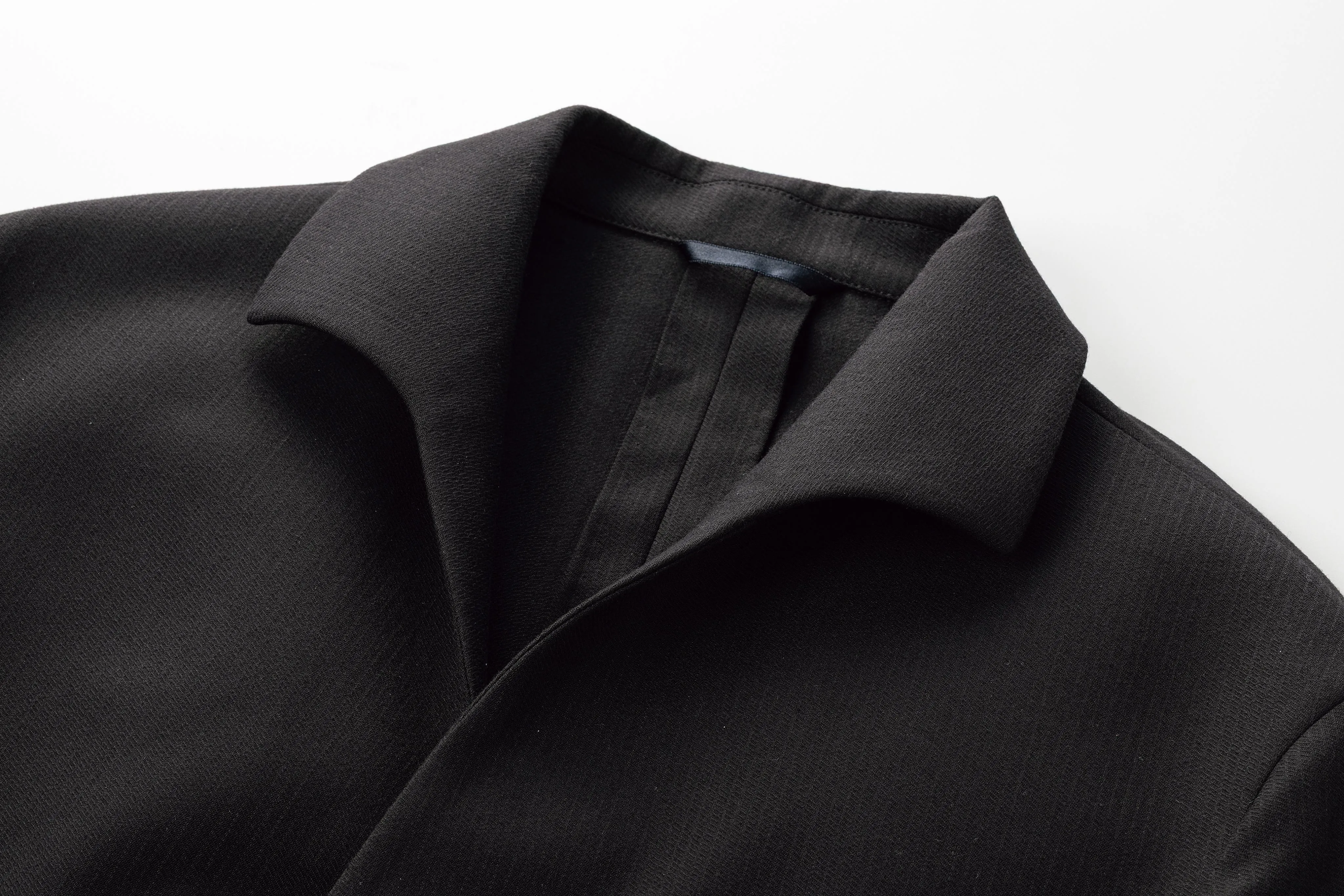 イタリアンカラーの襟元