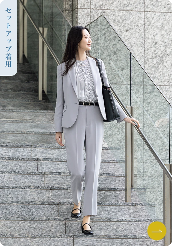 パウダリーストレッチセットアップグレーのスタイリングイメージ