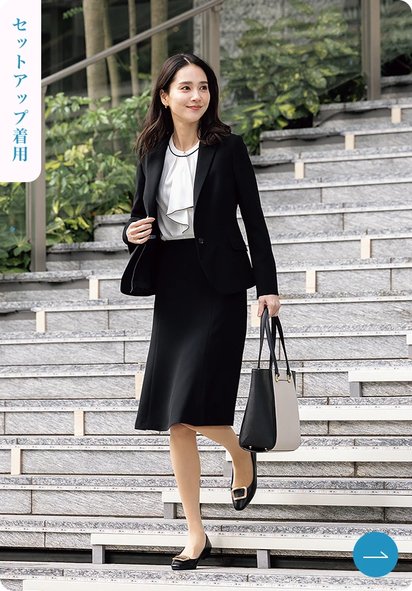 パウダリーストレッチセットアップブラックのスタイリングイメージ