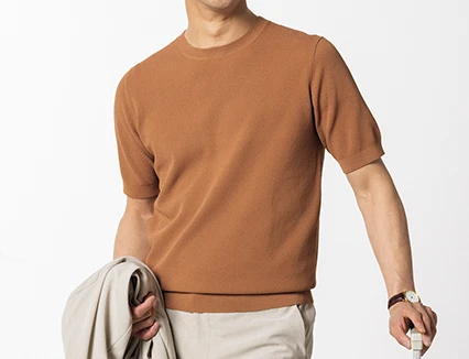 スーツ屋の仕立てたニットTシャツの着用画像