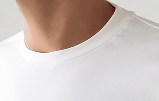 スーツ屋の仕立てたTシャツの襟元の画像