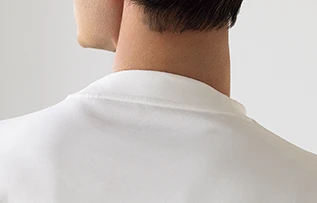 スーツ屋の仕立てたTシャツの襟元の画像