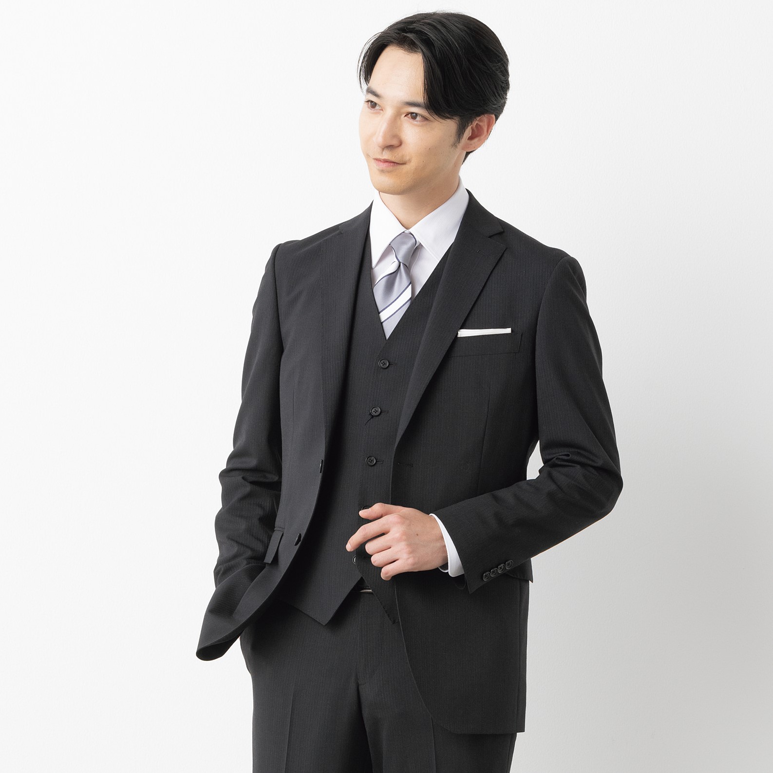 LES MUES ブリティッシュスリム軽やかさと動きやすさを追求・ストレスフリーな「コンフォートスーツ」幅広い用途で着回せるスリーピース〇コンフォートスーツシリーズスーツのきちんと見える本格仕様と着心