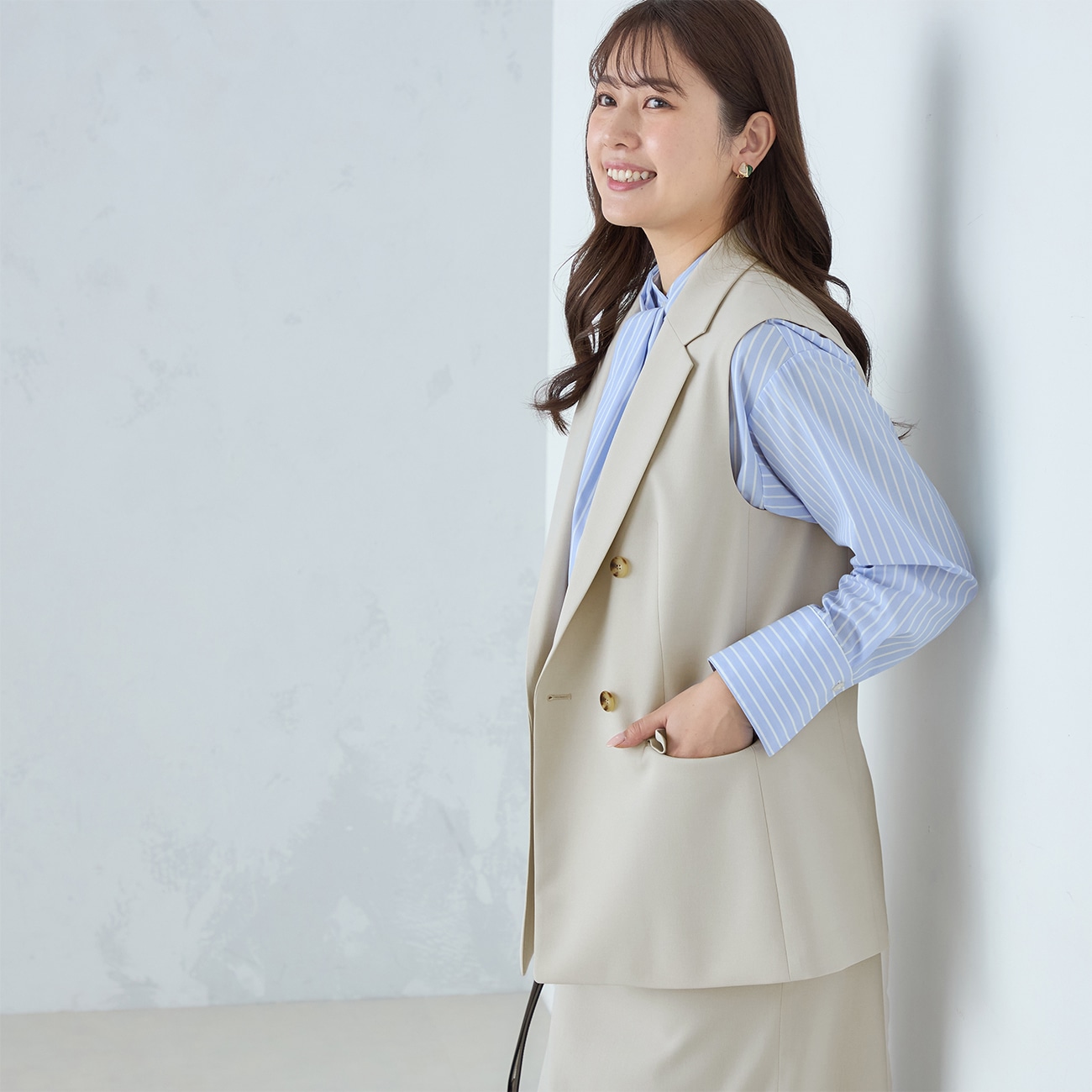人気ファッション誌『Oggi』とのコラボセットアップ専属読者モデル・オッジェンヌの「こんな仕事服が欲しい」の声を反映して作りました。程よくカジュアルなデザインで単品でも使える1着AOKI × Oggi