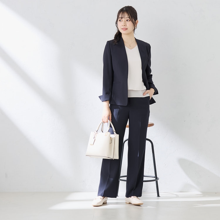 パウダリーストレッチ紺 ノーカラージャケット セットアップ着用