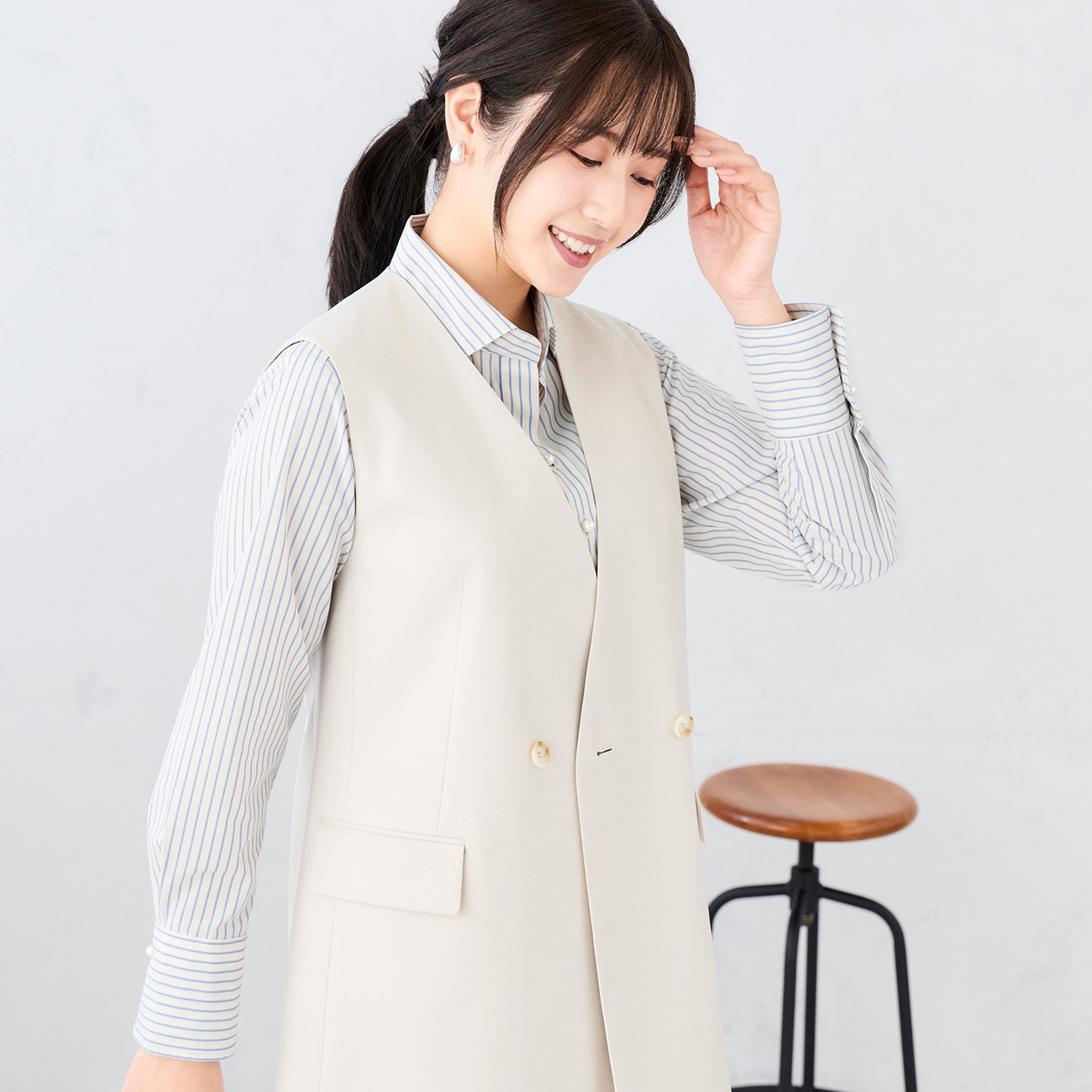 Oggi&MEWORKコラボ」オフホワイトセットアップの着回し紹介｜KYO【AOKI