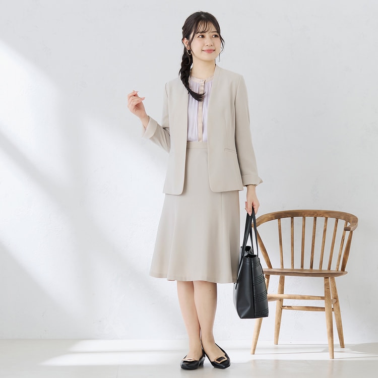 パウダリーストレッチベージュ フレアスカート セットアップ着用