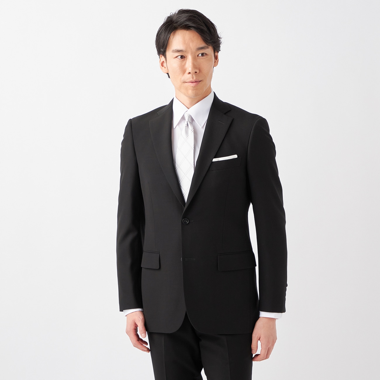 本商品はシステムの都合上、複数カラー表示されておりますが、どちらも同じカラー・仕様です。ご希望のサイズにあわせてご選択くださいませ。体にフィットするスリムな美シルエットのフォーマルスーツ短めの着丈と細