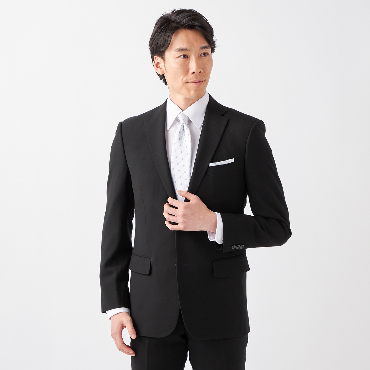 本商品はシステムの都合上、複数カラー表示されておりますが、どちらも同じカラー・仕様です。ご希望のサイズにあわせてご選択くださいませ。軽く伸縮性のある表生地を使用した品格のあるシングルフォーマル 短めの