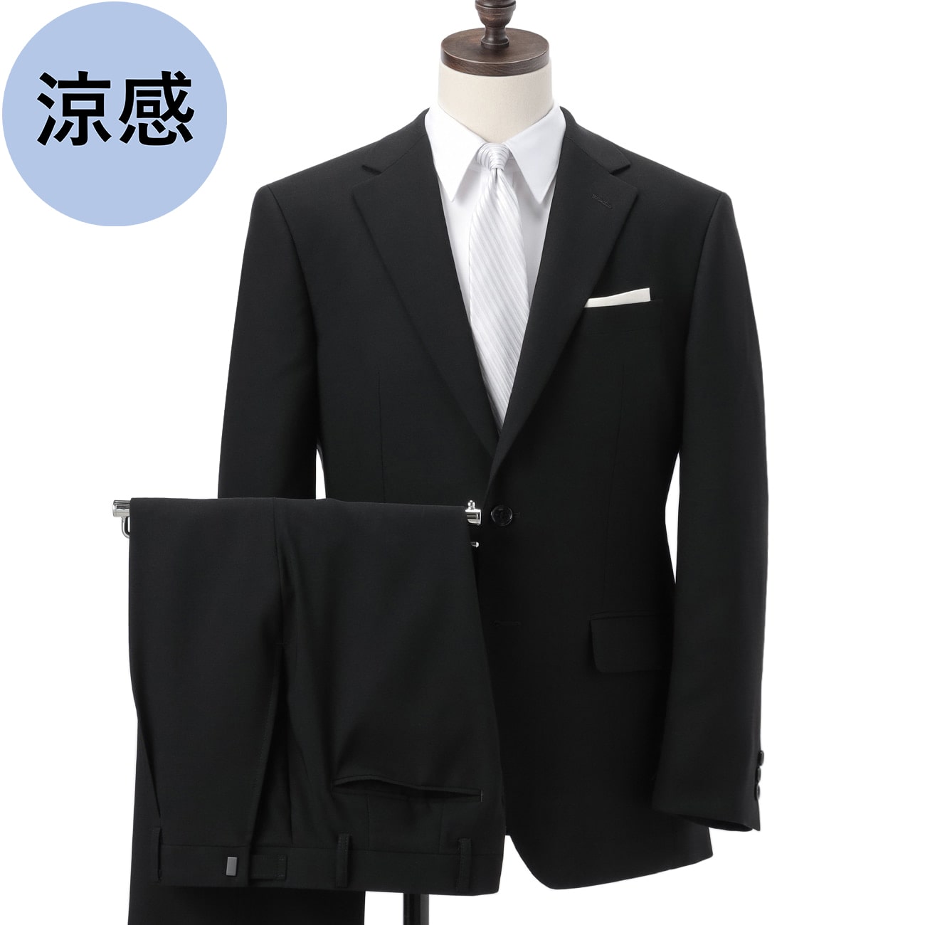 軽い着心地のシングルサマーフォーマル（礼服・喪服）〇通気性が高く軽量ジャケット重量570g（A5サイズ）。通気性の高い半裏仕様です。上着を脱げない夏場の冠婚葬祭も快適です。軽量仕様で夏の暑い時期でも、