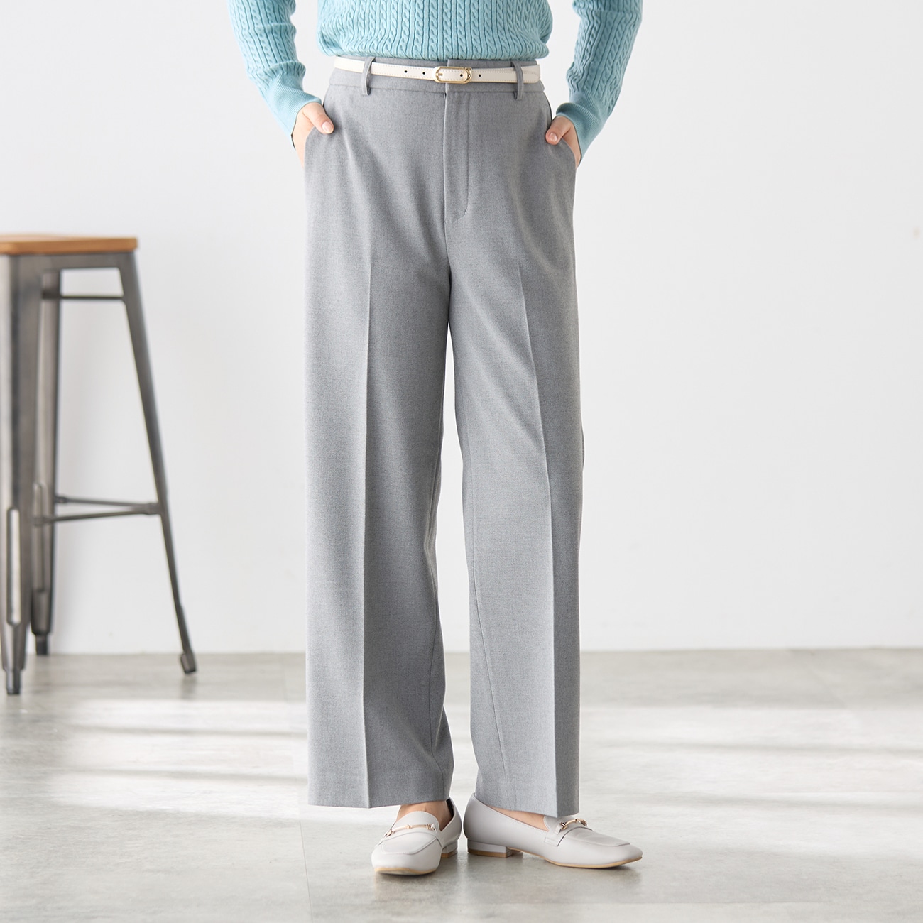 裏起毛でふわっとあたたかきちんと見えして楽なワイドパンツ〇オフィスでも履きやすい上品ワイド・裏が微起毛のため暖かく冬に最適・美しさと着心地にこだわったAOKIの美シルエット・広すぎない程良い裾幅は、カ