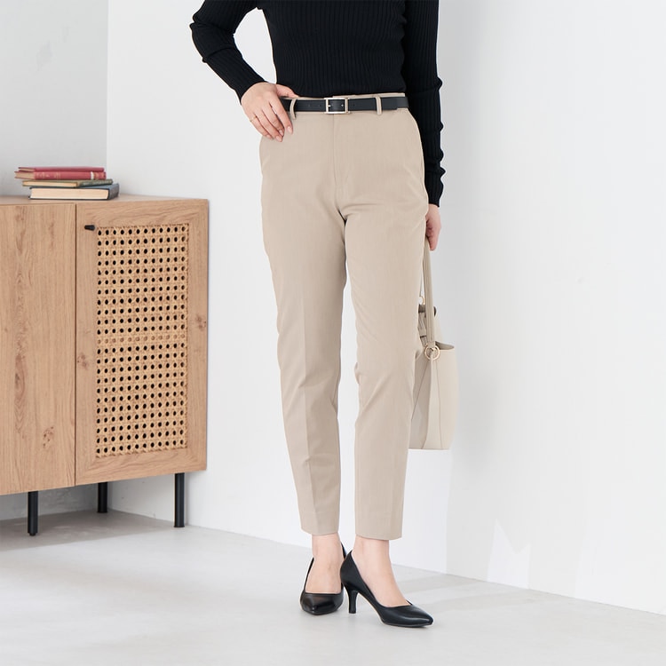 ライトストレッチ クロップドパンツ ベージュ セットアップ着用