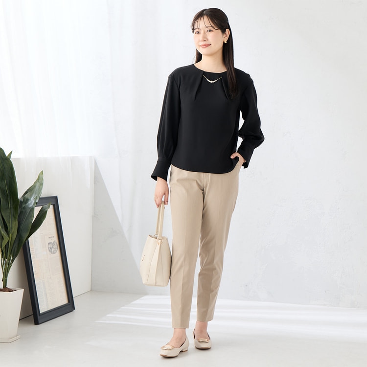 ライトストレッチ クロップドパンツ ベージュ セットアップ着用