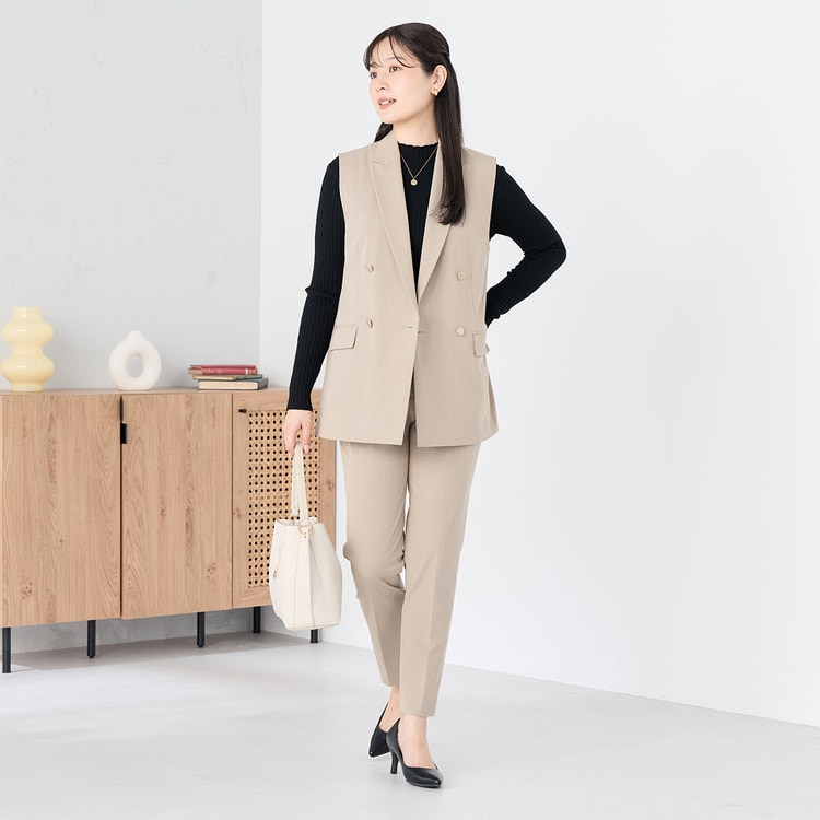 ライトストレッチ クロップドパンツ ベージュ セットアップ着用