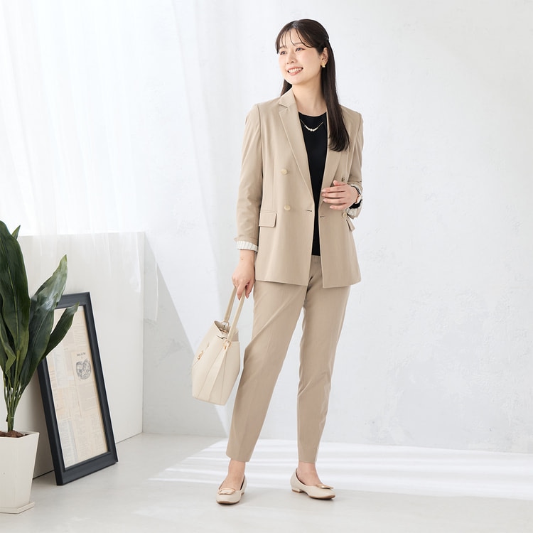 ライトストレッチ クロップドパンツ ベージュ セットアップ着用