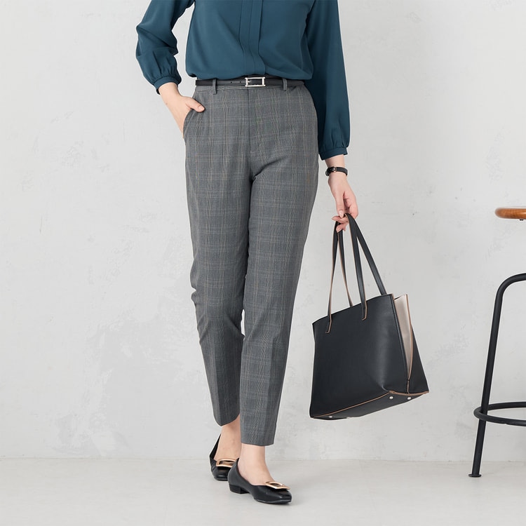 ライトストレッチ クロップドパンツ グレーチェック セットアップ着用