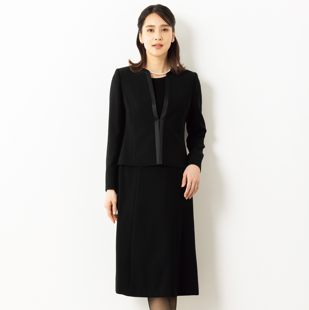 サテンラインがすっきり上品夏はワンピースだけで着こなせる上質な黒を追求し、AOKIとTEIJINが生み出す仕立て映えにこだわった高級レディースフォーマルウェア「ベルノアール」ブランドです。しわになりに