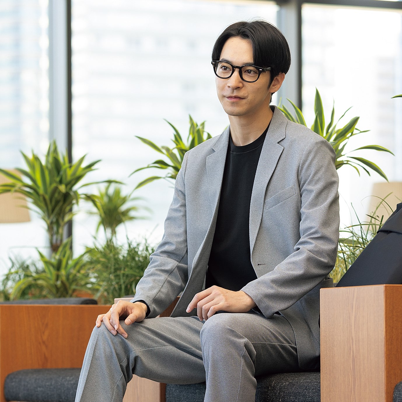 高通気アイテムシリーズ通気性が高く涼しい・ストレッチ生地で快適夏向け素材「エアクール ジャガードジャージ パジャマスーツ」ジャケット「見ためスーツ、着心地パジャマ」をコンセプトに、パジャマの快適さとス