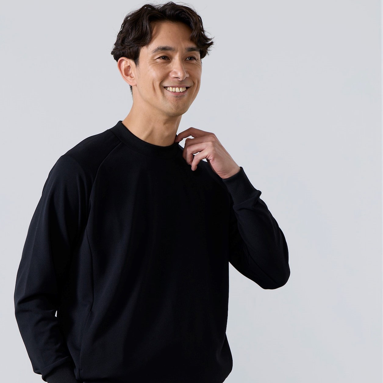 スポーティな素材、抜群のストレッチ性で快適な着心地BIZ MOVE ハイストレッチトレーナー「見ためスーツ、着心地パジャマ」をコンセプトに、パジャマの快適さとスーツのフォーマルさを兼ね備えた着ていても