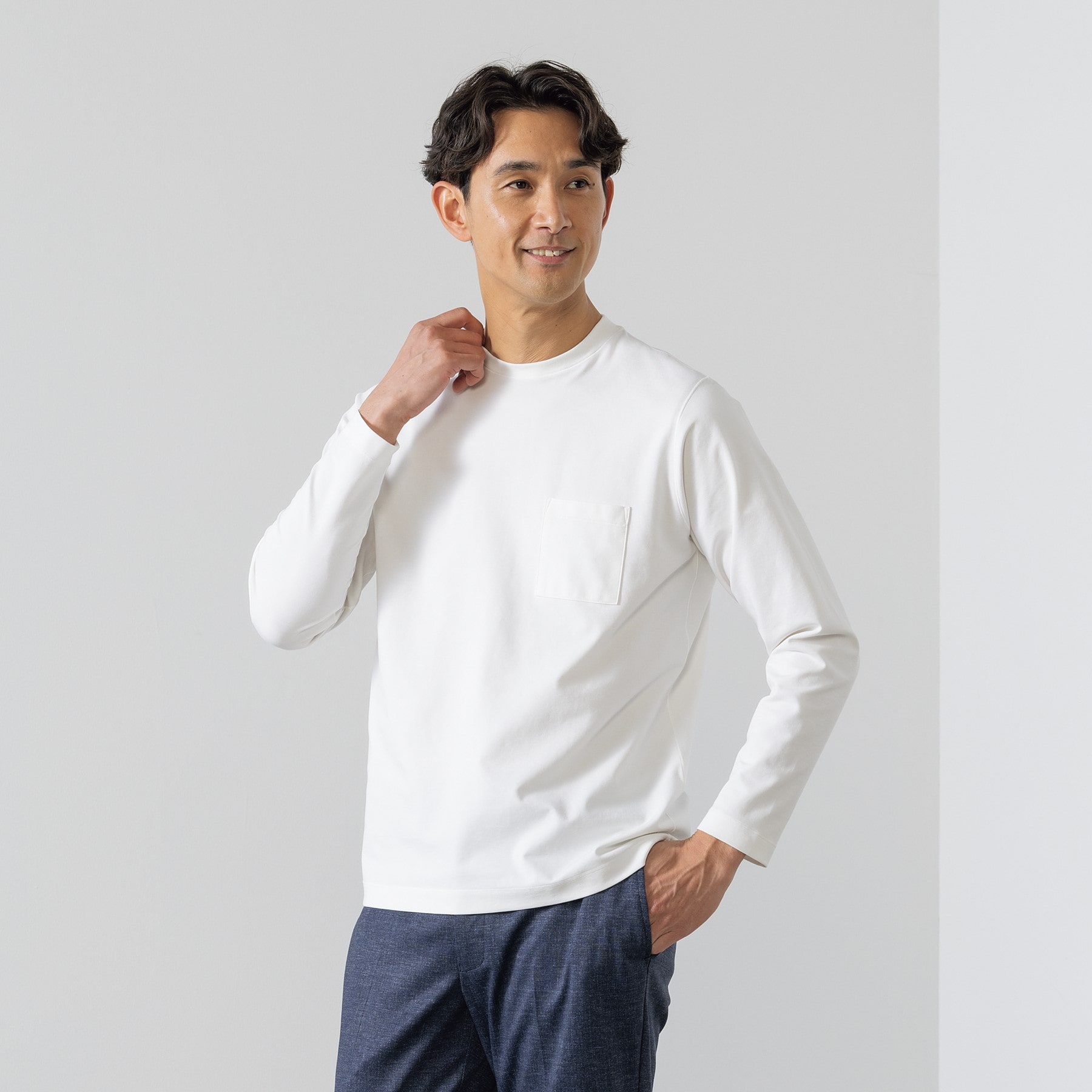 リニューアル「スーツ屋が仕立てたTシャツ」シリーズクルーネックTシャツ 長袖〇人気の「スーツ屋が仕立てたTシャツ」・平滑感のあるダブルジャージがツルっとした見た目・上品・キレイ見えしビジネスでもカジュ