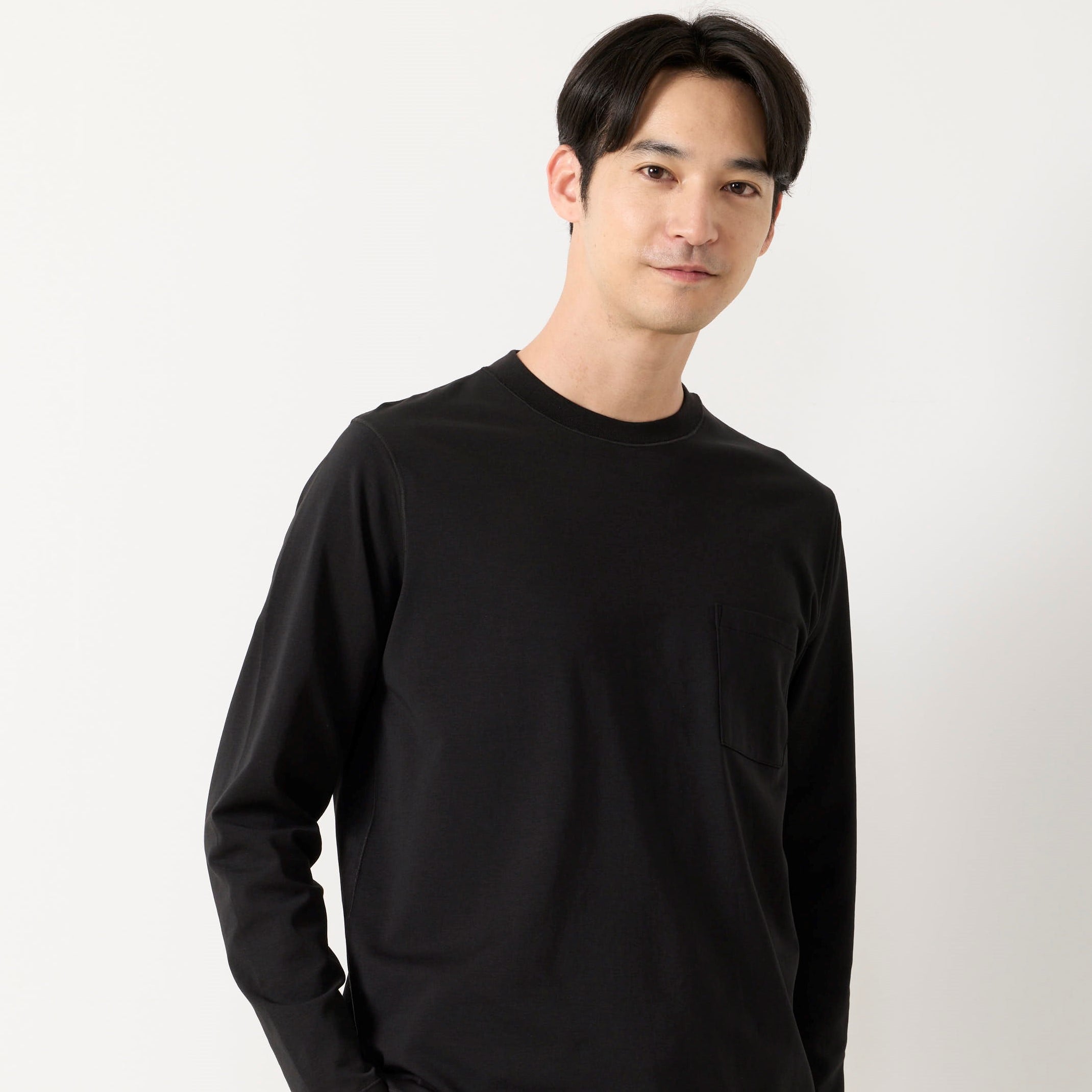 リニューアル「スーツ屋が仕立てたTシャツ」シリーズクルーネックTシャツ 長袖〇人気の「スーツ屋が仕立てたTシャツ」・平滑感のあるダブルジャージがツルっとした見た目・上品・キレイ見えしビジネスでもカジュ