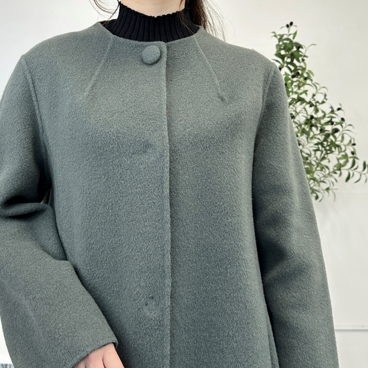 24AW！ 極美品✨ ジョセフ リバーコート カシミヤ混 女優襟 グリーン系 M 極>”軽さと贅沢なぬくもり”スタンドカラーリバーコート | la.f