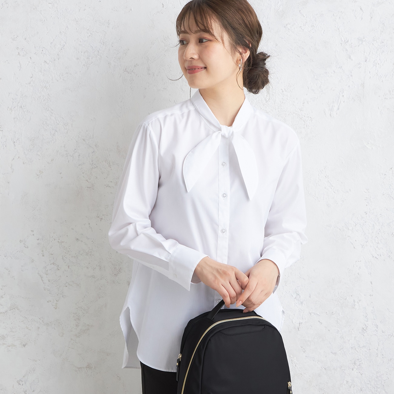 【アウトレット】リサイクル素材使用 形態安定 取り外しリボン付きバンドカラーシャツ 【アウトレット】リサイクル素材使用 形態安定 取り外しリボン付きバンドカラーシャツ