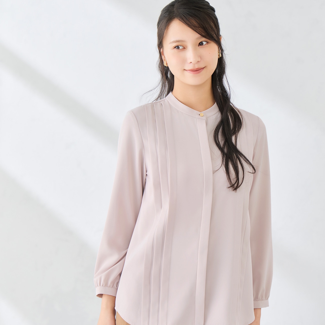 【ラクしてキレイ見え】シルキーサテンピンタックブラウス｜防しわ・UVカット【WEB限定商品】