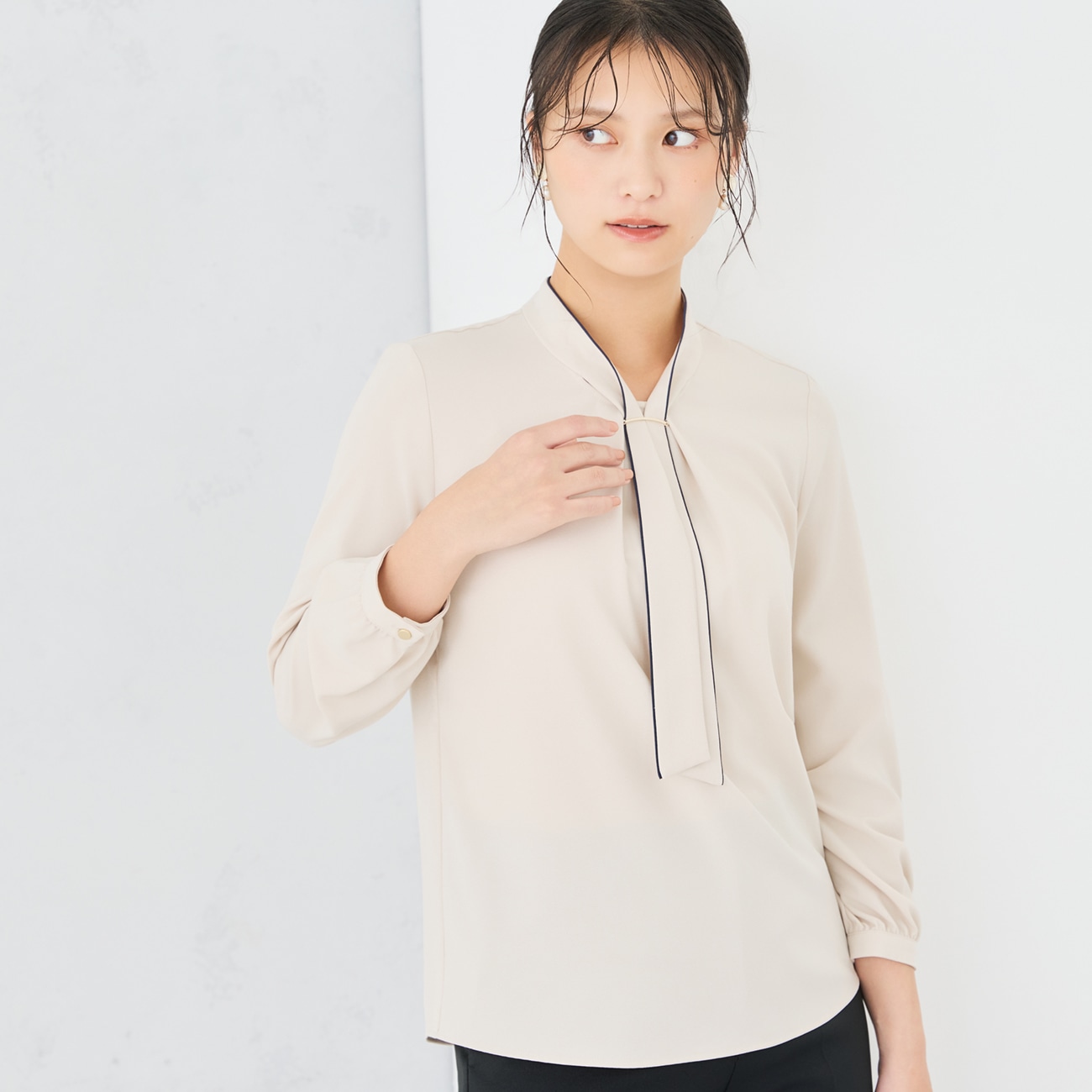 【ログインで10％OFF】【ラクしてキレイ見え】ジョーゼットパーツ付配色ボウタイブラウス｜防しわ・UVカット【WEB限定商品】