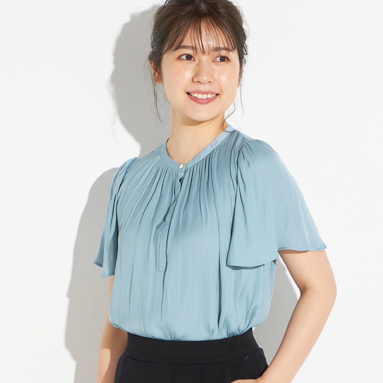 毎シーズン大好評の愛され割繊（かっせん）ブラウス〇1枚で着れば、ふわっと揺れる袖がフェミニンな雰囲気に落ち感のある上品な割繊素材を使用し、繊細で滑らかなタッチ。肩部分の梯子（はしご）レースが涼し気で甘