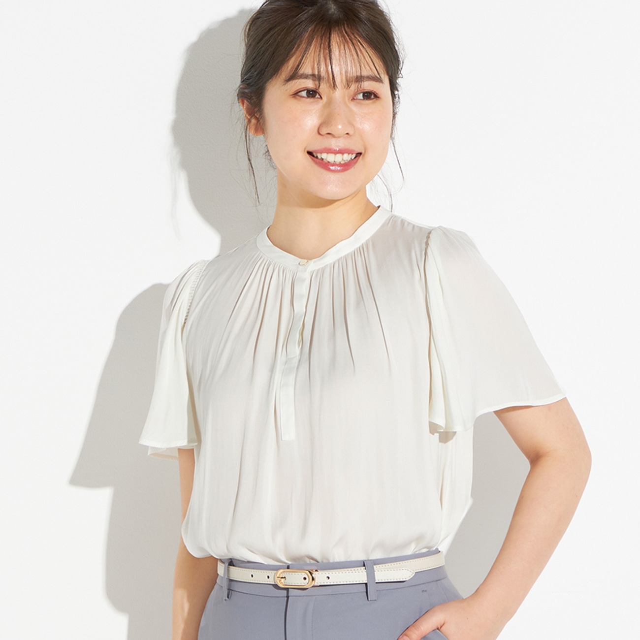 毎シーズン大好評の愛され割繊（かっせん）ブラウス〇1枚で着れば、ふわっと揺れる袖がフェミニンな雰囲気に落ち感のある上品な割繊素材を使用し、繊細で滑らかなタッチ。肩部分の梯子（はしご）レースが涼し気で甘