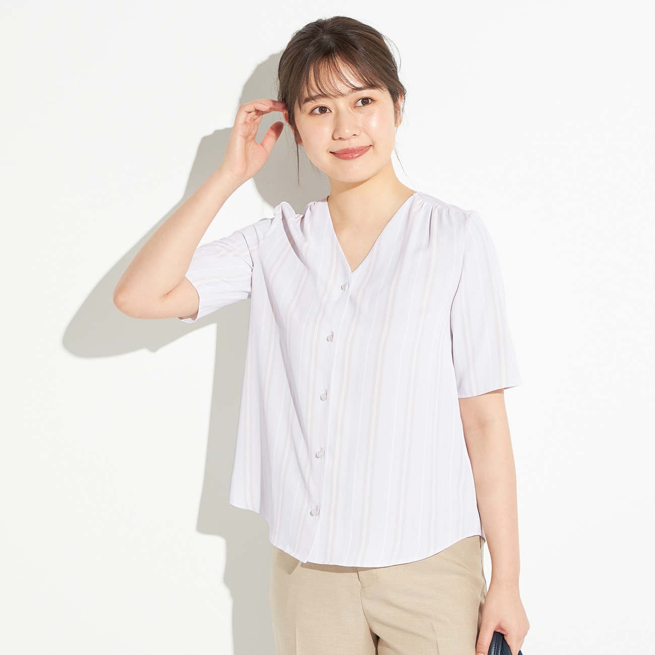 スーツにも合わせやすくて一枚でも涼しげ〇爽やかなストライプとクリアボタンがアクセントベージュとピンクのストライプとクリアボタンがアクセント。スーツやセットアップのインナーに使えば、やさしいストライプ柄