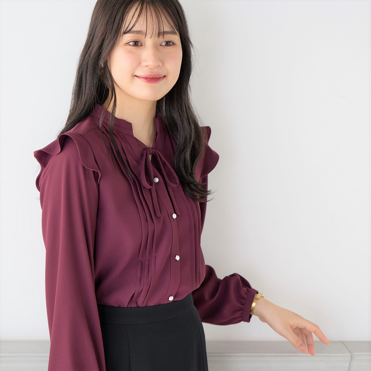 1枚でパッと華やぐ大人の細リボンタックブラウス〇存在感のあるデザイン・襟元のリボンは取り外し可能。リボンは形が固定されているためいつでもキレイ・肩フリルが華やかな印象・前身の細タックとパールボタンがア