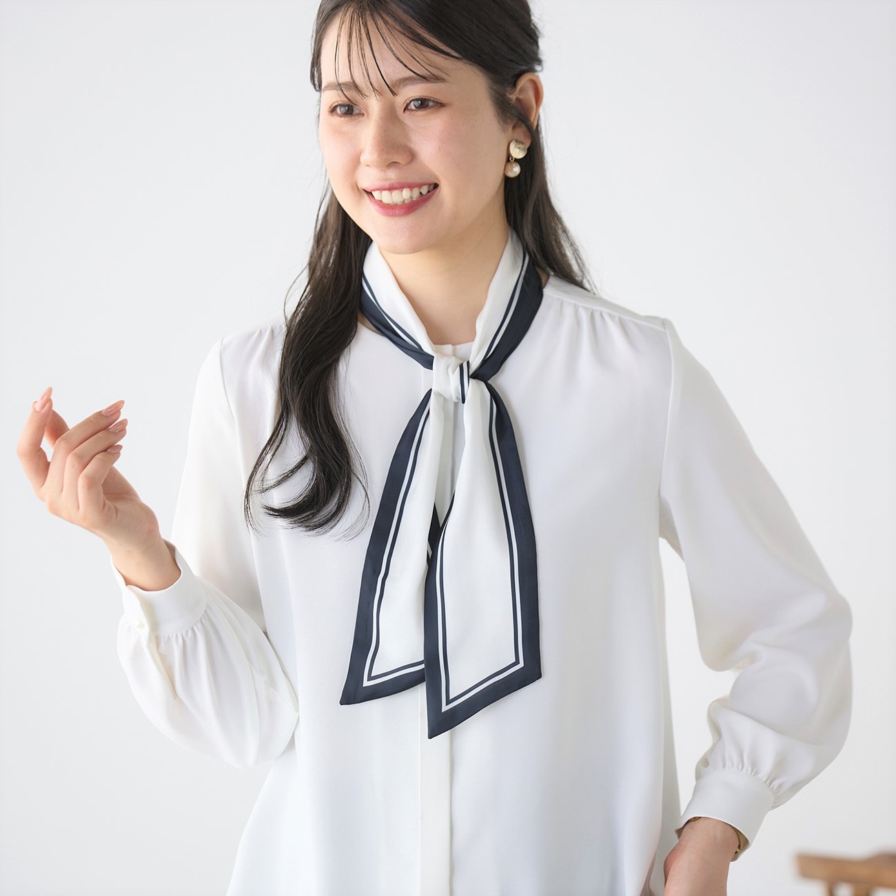 【上戸彩さん着用商品／着用カラーは白】マリン風のスカーフがかわいい〇トレンドのアレンジを手軽に楽しめるスカーフ付き・上品で洗練された雰囲気のラインプリントのスカーフ・スカーフなしで、シンプルなブラウス