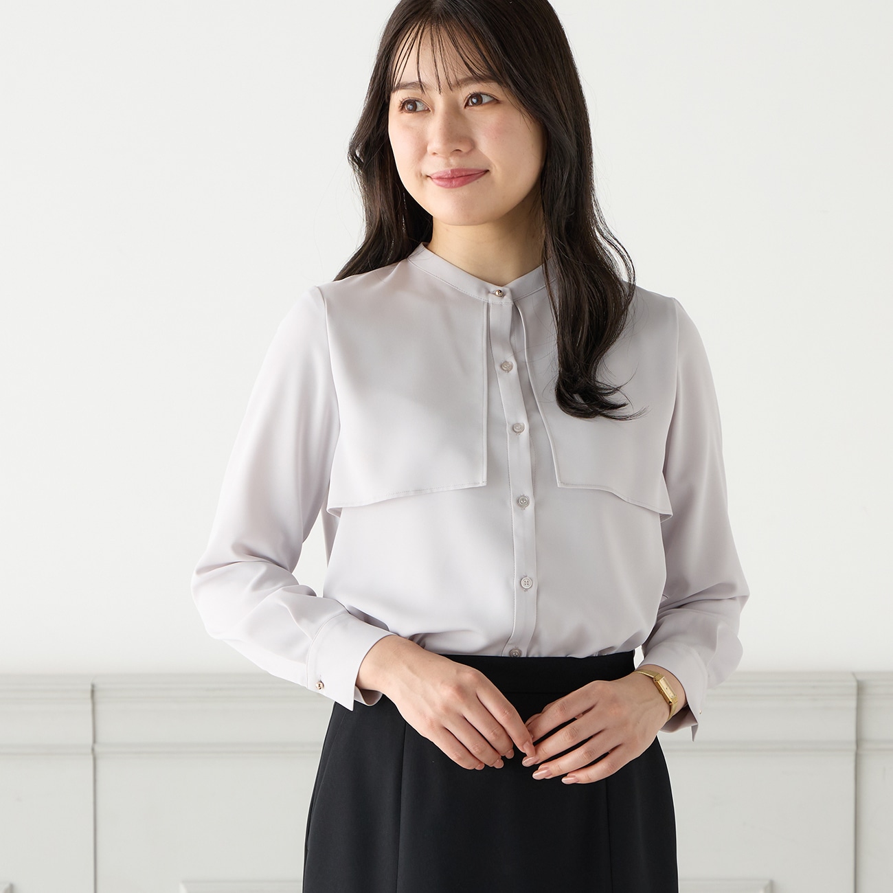 【今田美桜さん着用商品／着用カラーはピンク】上品で軽やかな印象のケープ風デザイン〇程よくエレガントながら華奢見えする・コーディネートに動きを出す立体的なケープ風デザイン・第一ボタンと袖口の丸メタルボタ