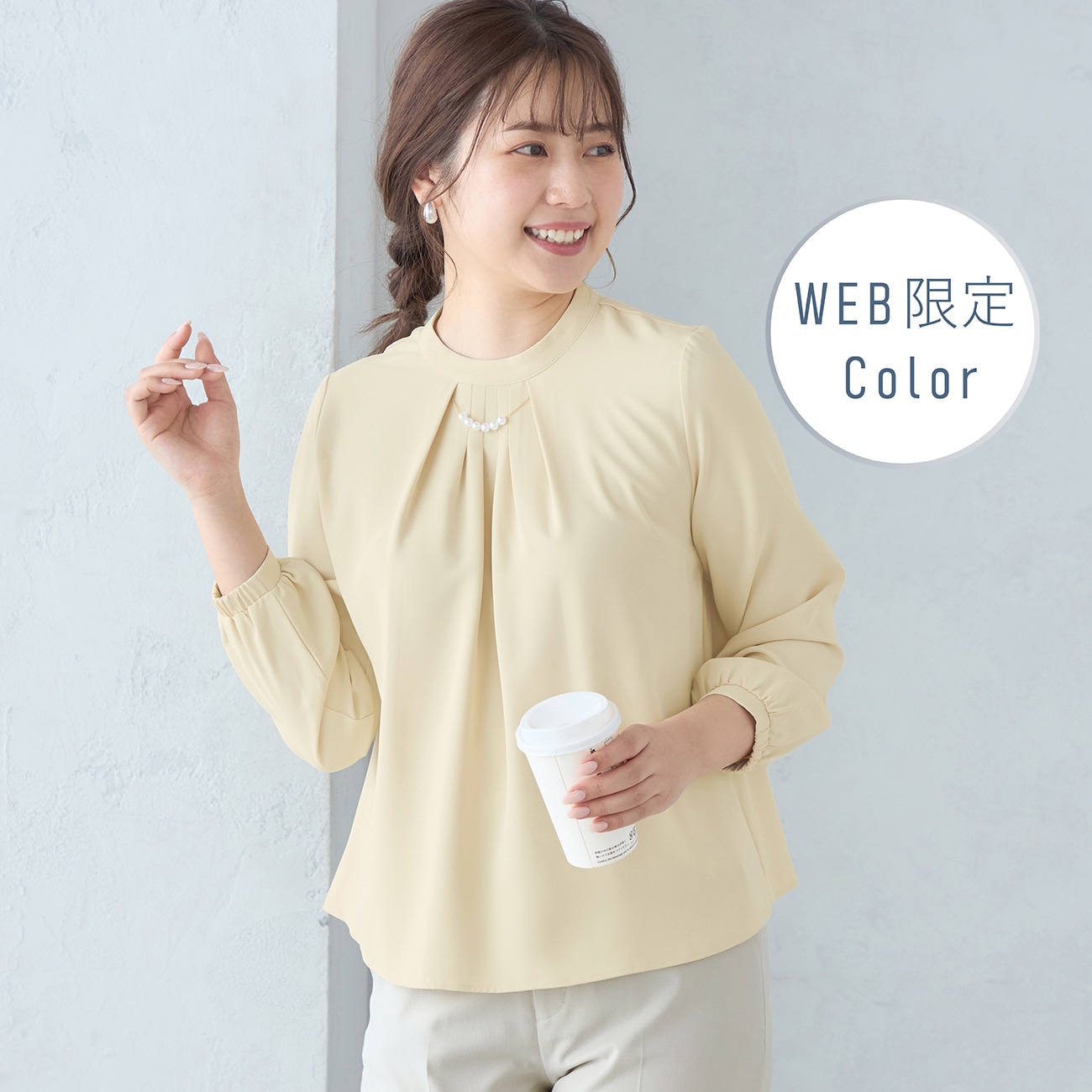 【WEB限定カラーあり】アクセサリー付きタックブラウス