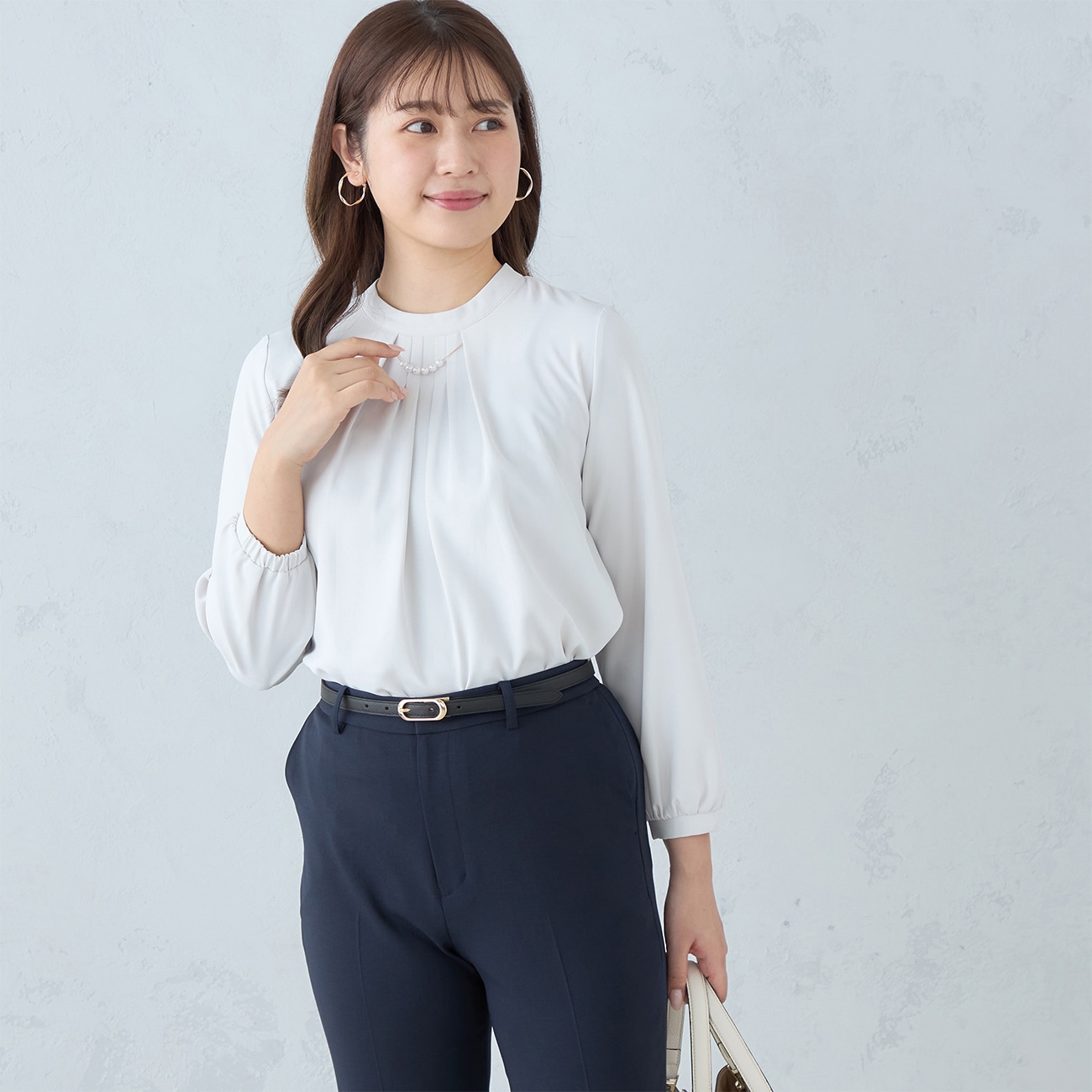 【WEB限定カラーあり】アクセサリー付きタックブラウス
