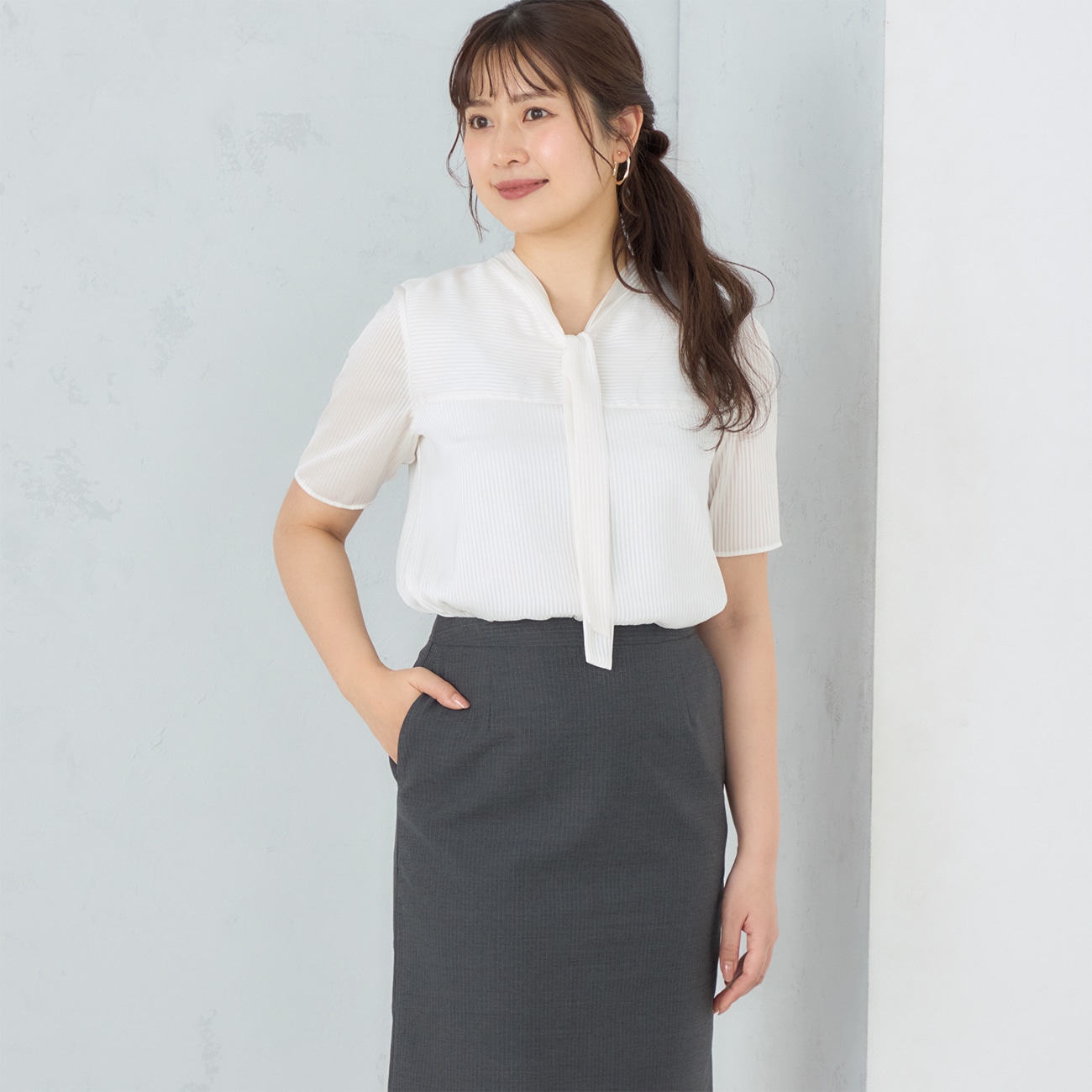 適度な透け感とストライプ柄が涼しく爽やかリボンアレンジもできるボウタイブラウス〇見た目も涼しげなシアー素材で暑い夏に最適・横ストライプと縦ストライプを胸下切替し、引き締め効果・ジャケットの下に着てもき