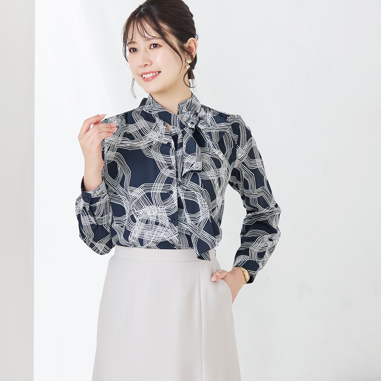 小川彰子さん監修 ボウタイ付き 幾何学プリントブラウス セットアップ着用可 小川彰子さん監修 ボウタイ付き 幾何学プリントブラウス セットアップ着用可